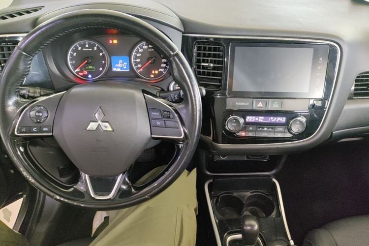 Used Mitsubishi Outlander 2018 2.0L Two-Wheel-Drive Jiale Edition 7-Seater Center Console