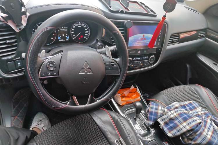 Used Mitsubishi Outlander 2018 2.4L 4x4 Luxury Edition 7-Seater Center Console