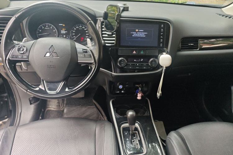 Used Mitsubishi Outlander 2018 2.4L 4x4 Elite Edition 5 Seats Center Console