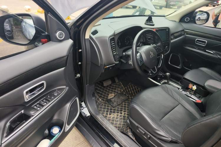 Used Mitsubishi Outlander 2018 2.4L 4x4 Elite Edition 5 Seats Driver Seat