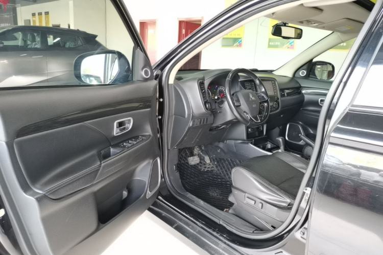 Used Mitsubishi Outlander 2018 2.0L Two-Wheel Drive Glory Edition 5 Seats Driver Seat