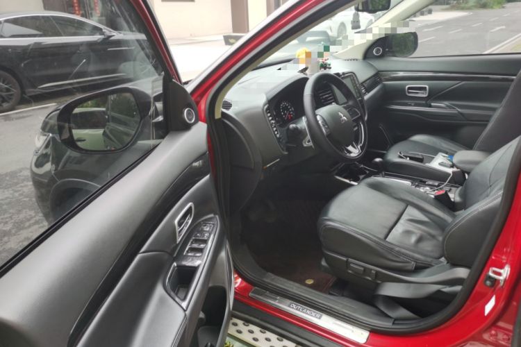 Used Mitsubishi Outlander 2018 2.4L 4x4 Luxury Edition 7-Seater Driver Seat