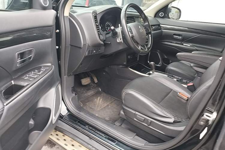 Used Mitsubishi Outlander 2018 2.4L 4x4 Elite Edition 5 Seats Driver Seat