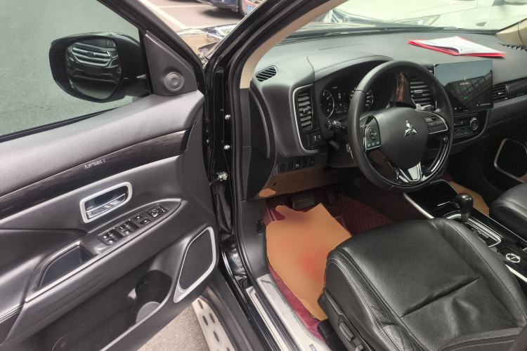 Used Mitsubishi Outlander 2018 2.4L 4x4 Luxury Edition 7-Seater Driver Seat