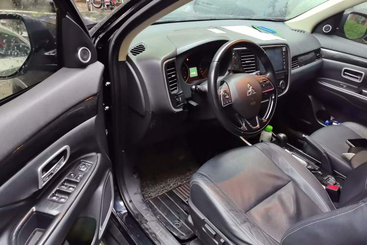 Used Mitsubishi Outlander 2018 2.0L Two-Wheel Drive Glory Edition 5 Seats Driver Seat