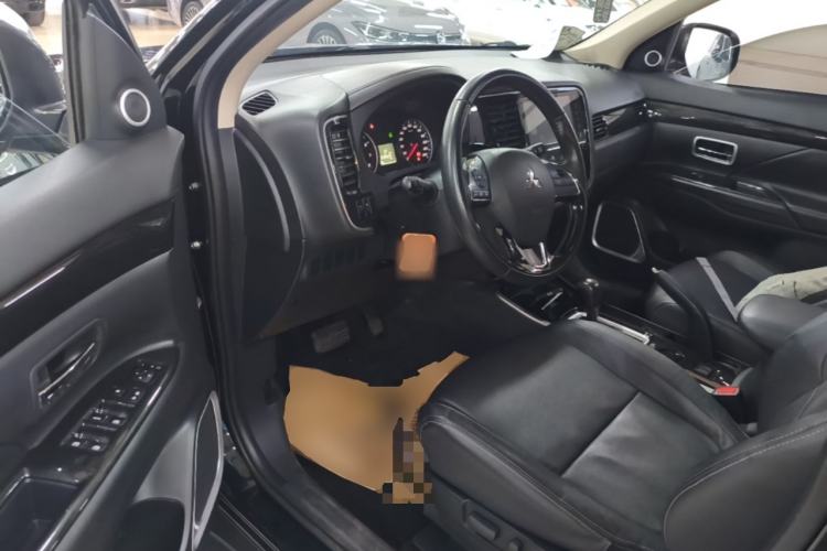 Used Mitsubishi Outlander 2018 2.0L Two-Wheel-Drive Jiale Edition 7-Seater Driver Seat