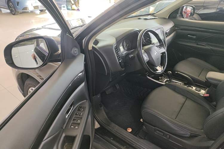 Used Mitsubishi Outlander 2018 2.0L Two-Wheel-Drive Jiale Edition 7-Seater Driver Seat
