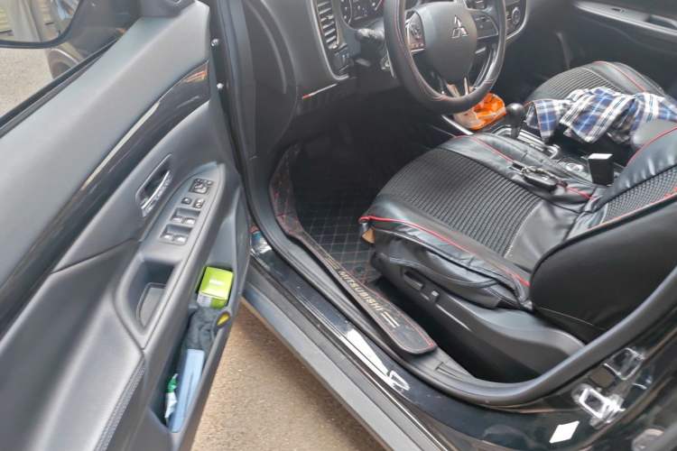 Used Mitsubishi Outlander 2018 2.4L 4x4 Luxury Edition 7-Seater Driver Seat