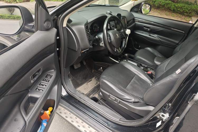 Used Mitsubishi Outlander 2018 2.4L 4x4 Elite Edition 5 Seats Driver Seat