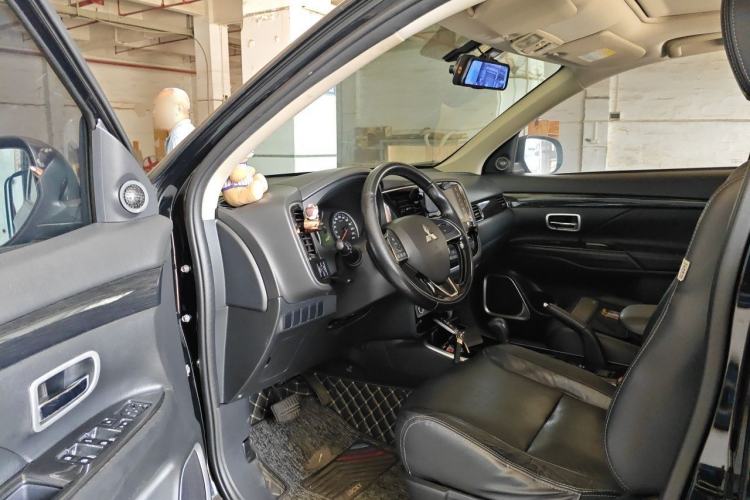 Used Mitsubishi Outlander 2018 2.0L Two-Wheel Drive Glory Edition 5 Seats Driver Seat