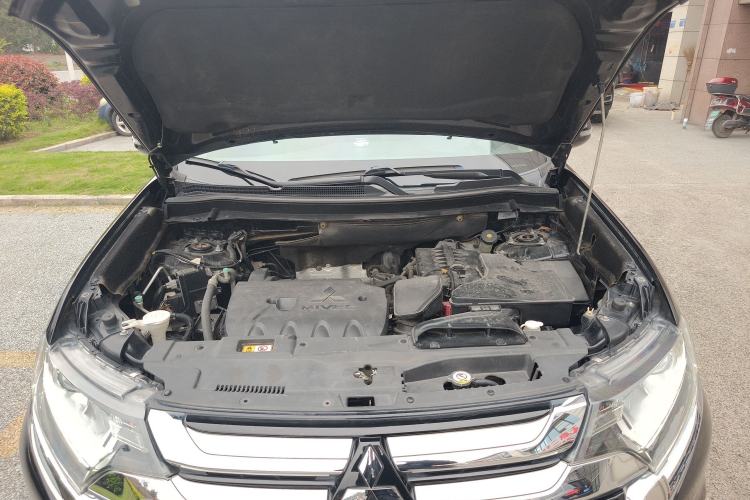 Used Mitsubishi Outlander 2018 2.0L Two-Wheel Drive Glory Edition 5 Seats Engine Bay