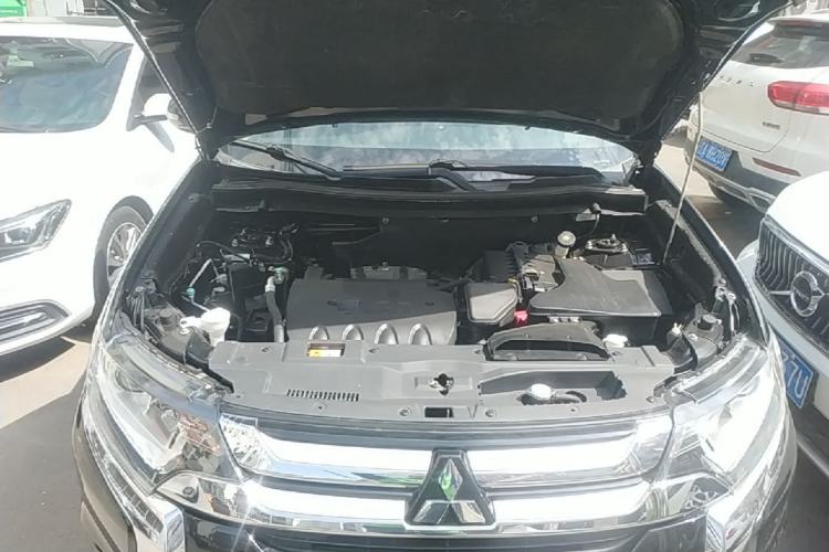 Used Mitsubishi Outlander 2018 2.0L Two-Wheel Drive Glory Edition 5 Seats Engine Bay