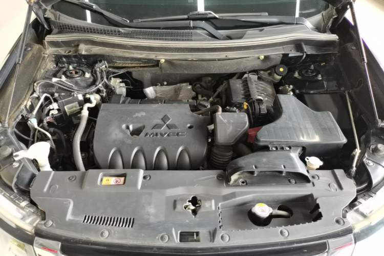 Used Mitsubishi Outlander 2018 2.0L Two-Wheel Drive Glory Edition 5 Seats Engine Bay