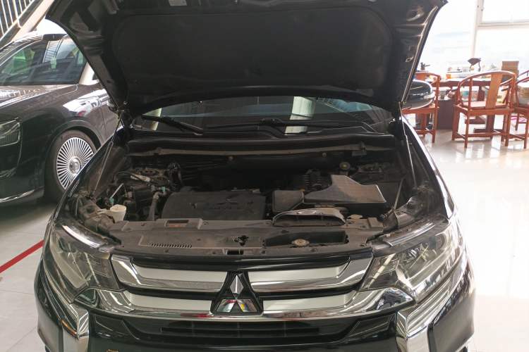 Used Mitsubishi Outlander 2018 2.0L Two-Wheel Drive Glory Edition 5 Seats Engine Bay