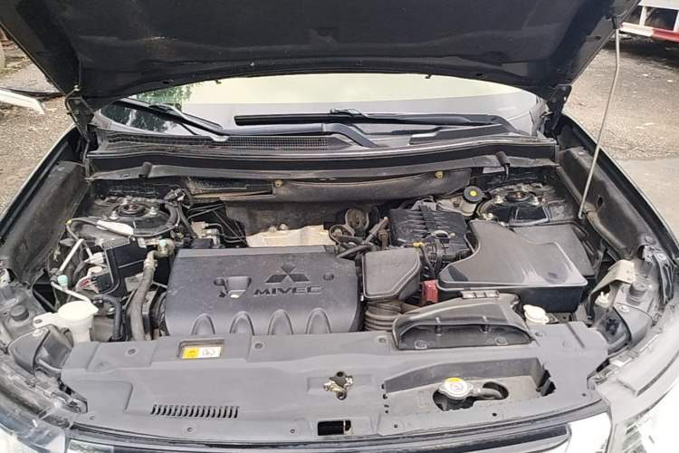Used Mitsubishi Outlander 2018 2.4L 4x4 Elite Edition 5 Seats Engine Bay