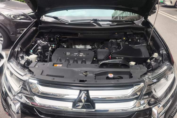 Used Mitsubishi Outlander 2018 2.4L 4x4 Luxury Edition 7-Seater Engine Bay
