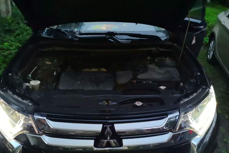 Used Mitsubishi Outlander 2018 2.0L Two-Wheel Drive Glory Edition 5 Seats Engine Bay