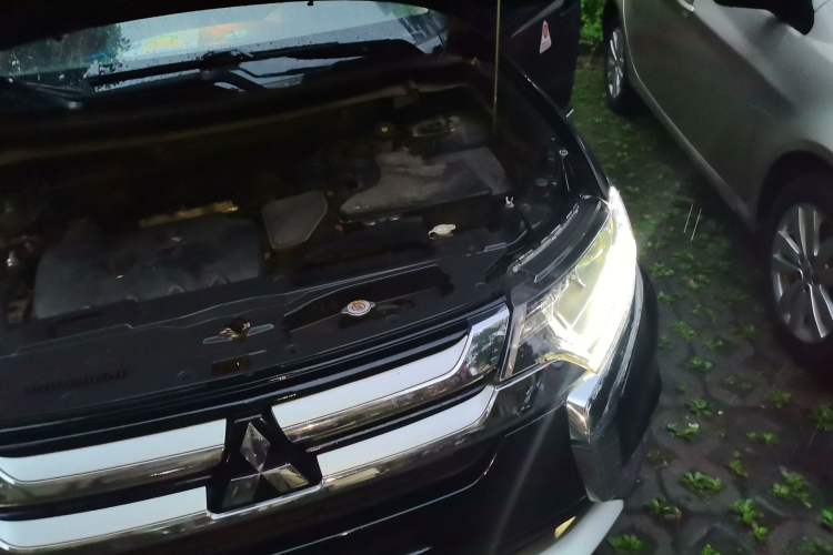 Used Mitsubishi Outlander 2018 2.0L Two-Wheel Drive Glory Edition 5 Seats Engine Bay Left