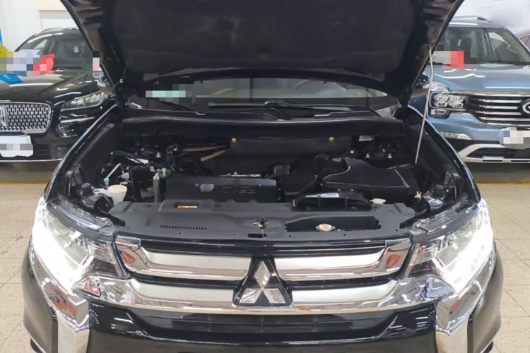 Used Mitsubishi Outlander 2018 2.0L Two-Wheel-Drive Jiale Edition 7-Seater Engine Bay