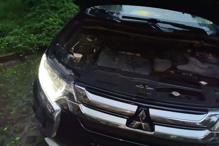 Used Mitsubishi Outlander 2018 2.0L Two-Wheel Drive Glory Edition 5 Seats Engine Bay Right