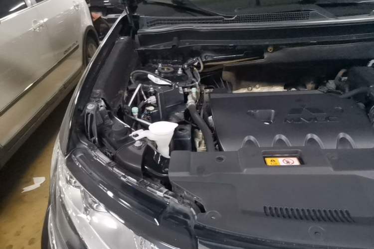 Used Mitsubishi Outlander 2018 2.4L 4x4 Elite Edition 5 Seats Engine Bay Right