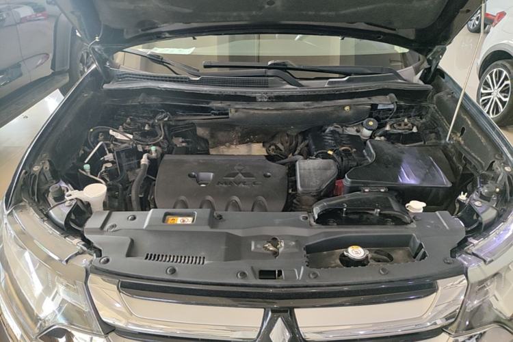 Used Mitsubishi Outlander 2018 2.0L Two-Wheel-Drive Jiale Edition 7-Seater Engine Bay