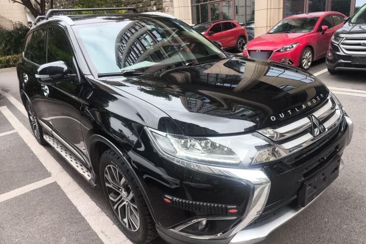 Used Mitsubishi Outlander 2018 2.4L 4x4 Luxury Edition 7-Seater Exterior 1