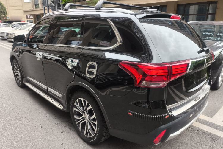 Used Mitsubishi Outlander 2018 2.4L 4x4 Luxury Edition 7-Seater Exterior 2