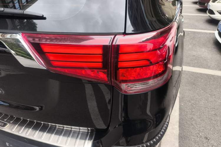 Used Mitsubishi Outlander 2018 2.4L 4x4 Luxury Edition 7-Seater Exterior 3