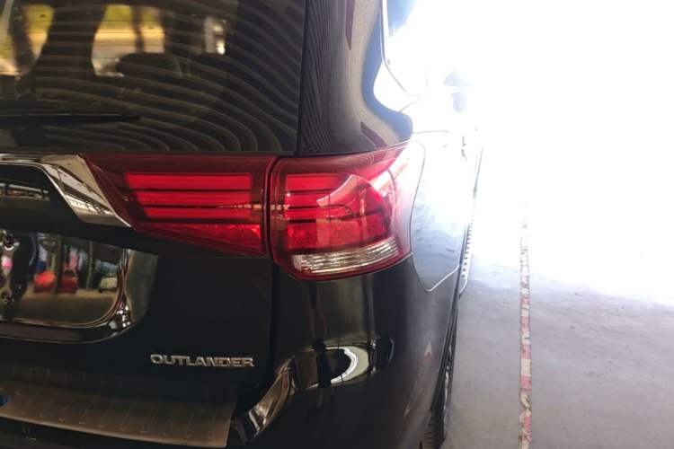 Used Mitsubishi Outlander 2018 2.0L Two-Wheel Drive Glory Edition 5 Seats Exterior 3
