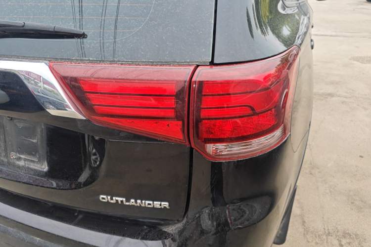 Used Mitsubishi Outlander 2018 2.0L Two-Wheel Drive Glory Edition 5 Seats Exterior 3