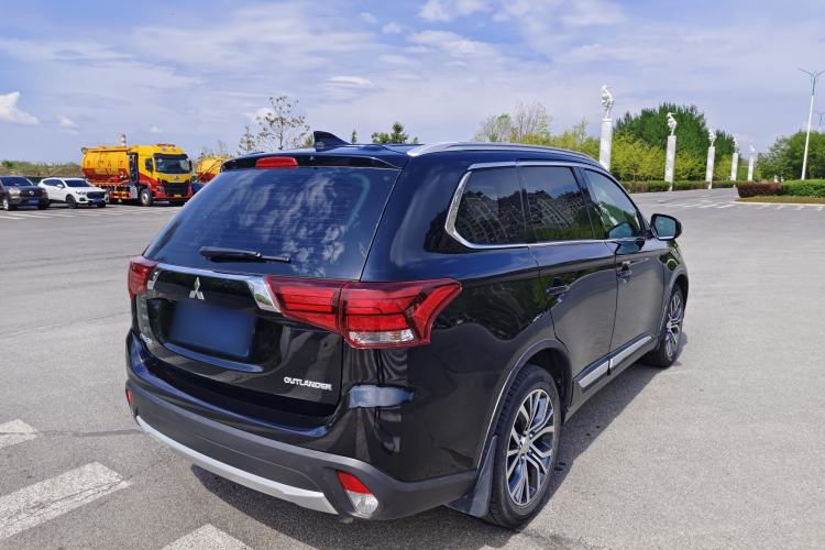 Used Mitsubishi Outlander 2018 2.0L Two-Wheel Drive Glory Edition 5 Seats Exterior 4