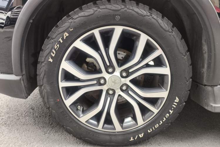 Used Mitsubishi Outlander 2018 2.4L 4x4 Luxury Edition 7-Seater Exterior 4