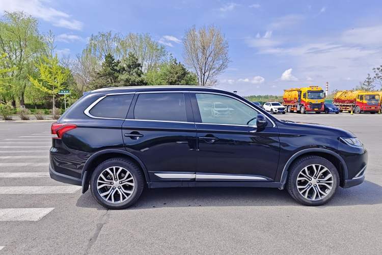Used Mitsubishi Outlander 2018 2.0L Two-Wheel Drive Glory Edition 5 Seats Exterior 6