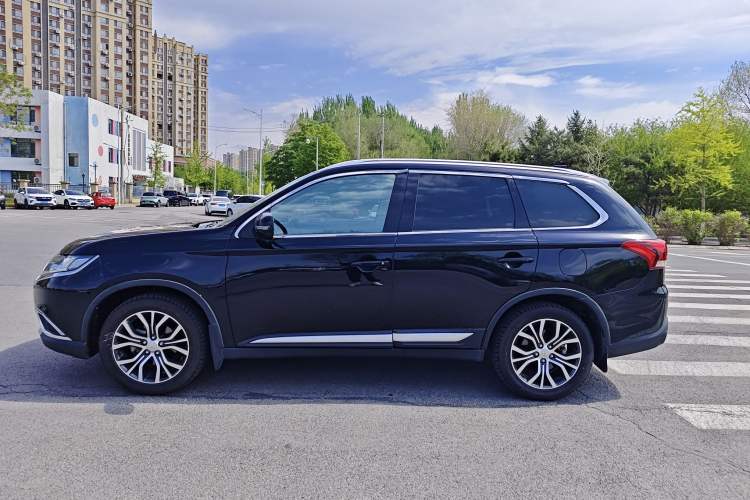 Used Mitsubishi Outlander 2018 2.0L Two-Wheel Drive Glory Edition 5 Seats Exterior 7