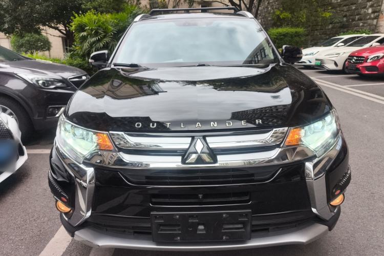 Used Mitsubishi Outlander 2018 2.4L 4x4 Luxury Edition 7-Seater Front