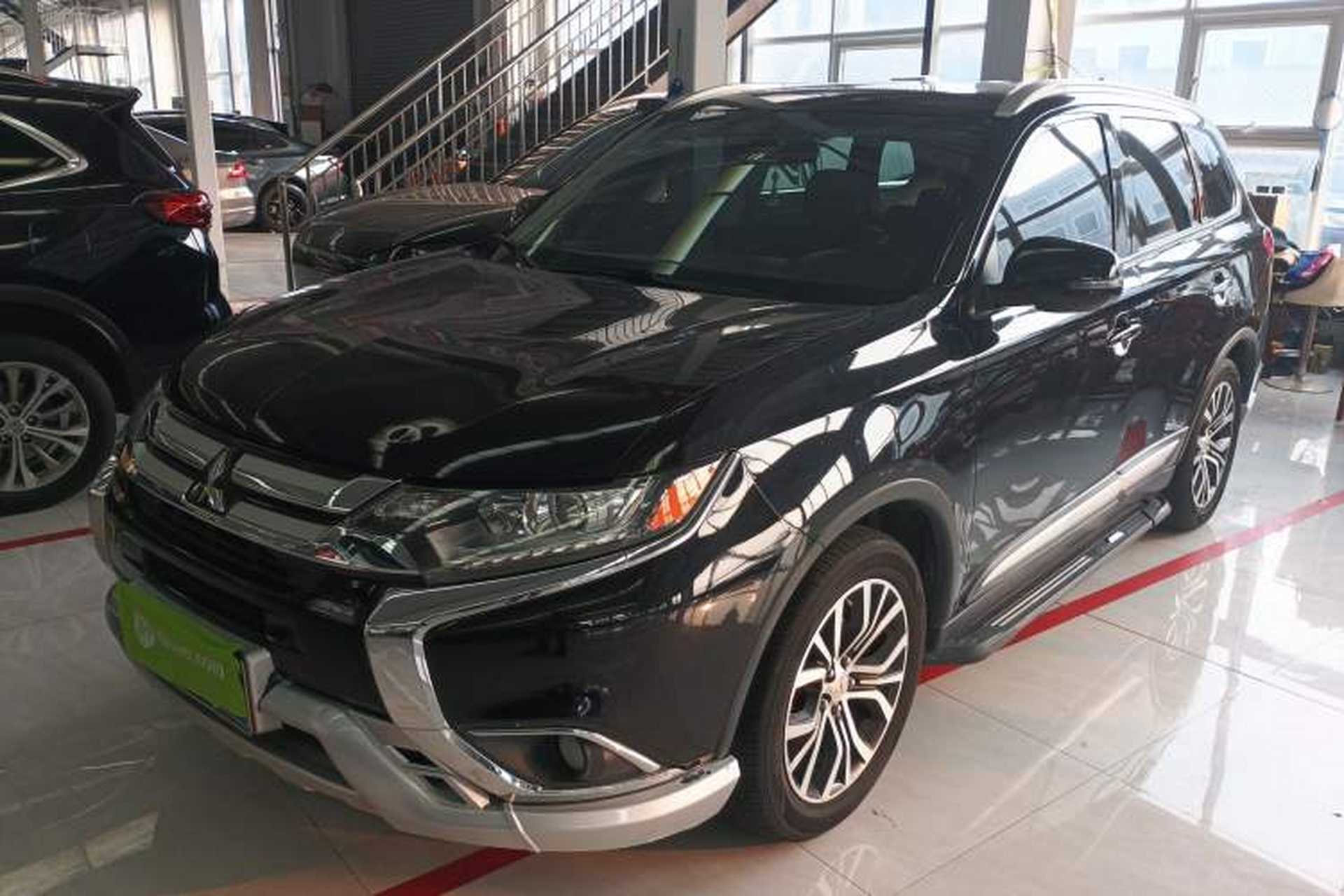 Used Mitsubishi Outlander 2018 2.0L Two-Wheel Drive Glory Edition 5 Seats Front Left 45 Deg