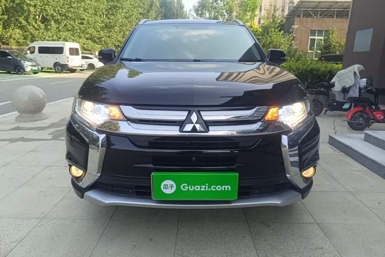 Used Mitsubishi Outlander 2018 2.0L Two-Wheel Drive Glory Edition 5 Seats Front