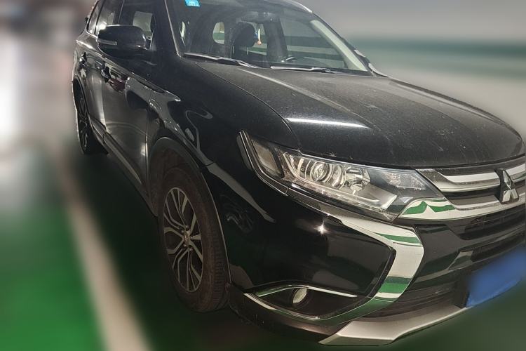 Used Mitsubishi Outlander 2018 2.0L Two-Wheel Drive Glory Edition 5 Seats Front Right 45 Deg