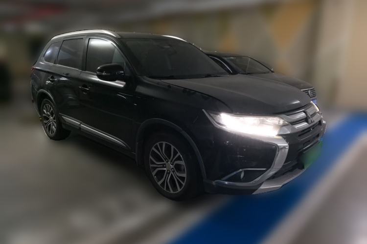 Used Mitsubishi Outlander 2018 2.0L Two-Wheel Drive Glory Edition 5 Seats Front Right 45 Deg