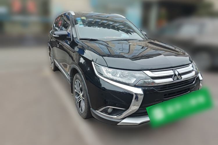 Used Mitsubishi Outlander 2018 2.0L Two-Wheel Drive Glory Edition 5 Seats Front Right 45 Deg