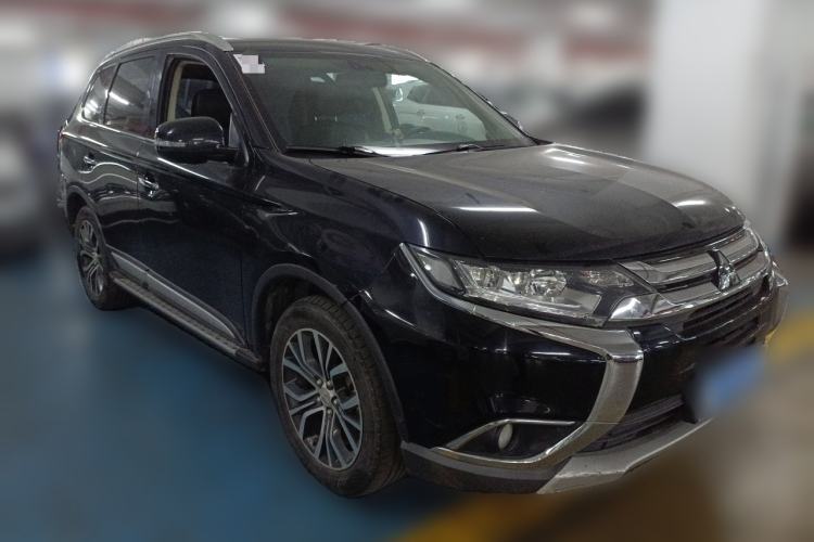 Used Mitsubishi Outlander 2018 2.4L 4x4 Elite Edition 5 Seats Front Right 45 Deg