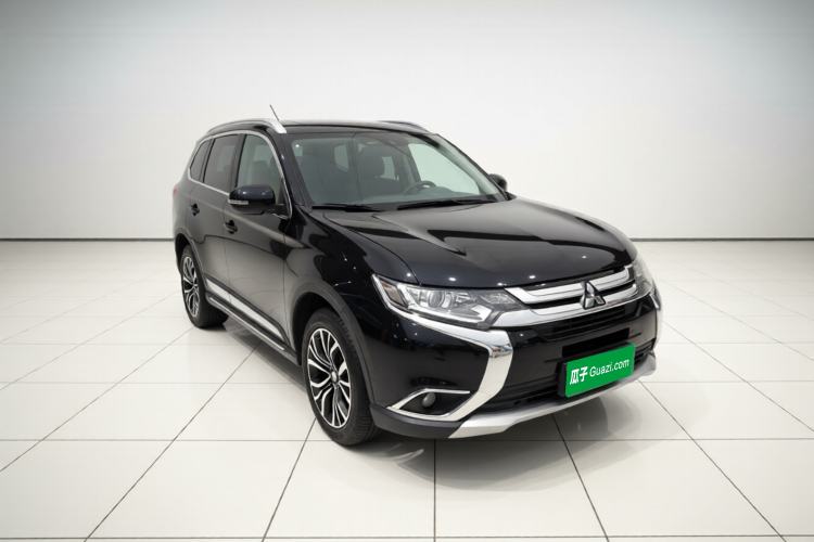 Used Mitsubishi Outlander 2018 2.0L Two-Wheel Drive Glory Edition 5 Seats Front Right 45 Deg