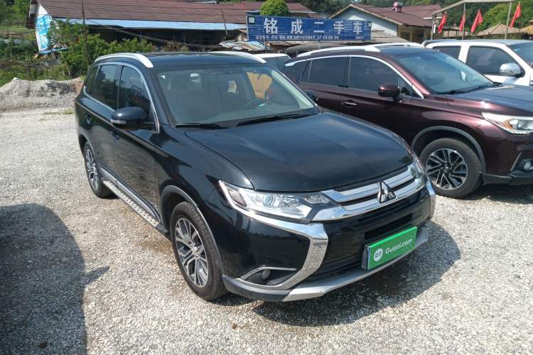 Used Mitsubishi Outlander 2018 2.0L Two-Wheel Drive Glory Edition 5 Seats Front Right 45 Deg