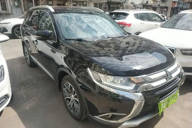 Used Mitsubishi Outlander 2018 2.0L Two-Wheel Drive Glory Edition 5 Seats Front Right 45 Deg