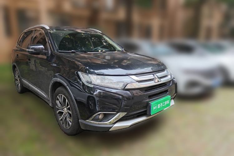 Used Mitsubishi Outlander 2018 2.0L Two-Wheel Drive Glory Edition 5 Seats Front Right 45 Deg