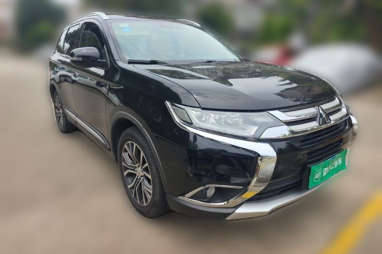 Used Mitsubishi Outlander 2018 2.4L 4x4 Elite Edition 5 Seats Front Right 45 Deg
