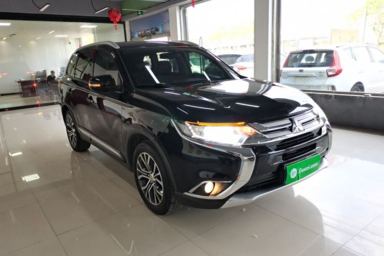 Used Mitsubishi Outlander 2018 2.0L Two-Wheel Drive Glory Edition 5 Seats Front Right 45 Deg