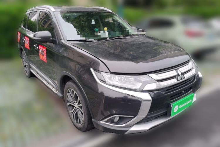 Used Mitsubishi Outlander 2018 2.4L 4x4 Luxury Edition 7-Seater Front Right 45 Deg