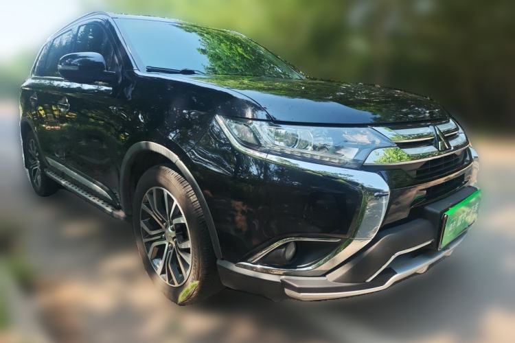 Used Mitsubishi Outlander 2018 2.0L Two-Wheel Drive Glory Edition 5 Seats Front Right 45 Deg